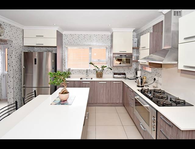 6 BEDROOM HOUSE FOR SALE IN CROWN NORTH